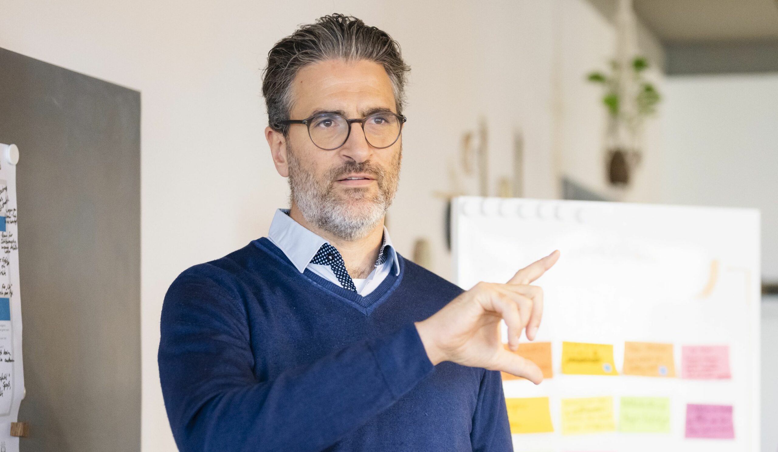 Florian Sußner in a workshop with leaders